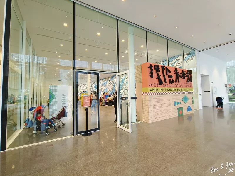 桃園市中壢區桃園市兒童美術館》全台最美的兒童美術館，以當代藝術為主題，純白色斜頂山丘好吸睛