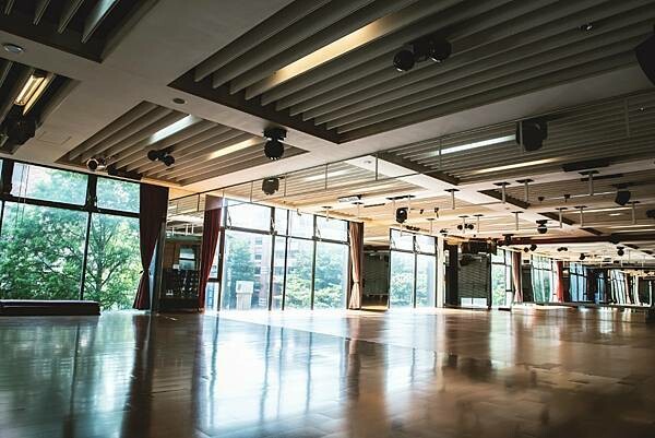 台中市中區(台中/西區)水舞生活會館-台中最舒適的渡假風格泳池俱樂部