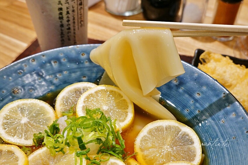 日本【東京】池袋｜ひもかわ桐生，夏日必吃清爽檸檬烏龍冷麵，獨特滑溜寬烏冬麵