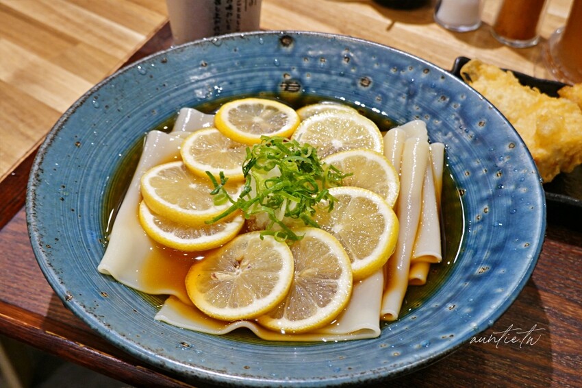 日本【東京】池袋｜ひもかわ桐生，夏日必吃清爽檸檬烏龍冷麵，獨特滑溜寬烏冬麵