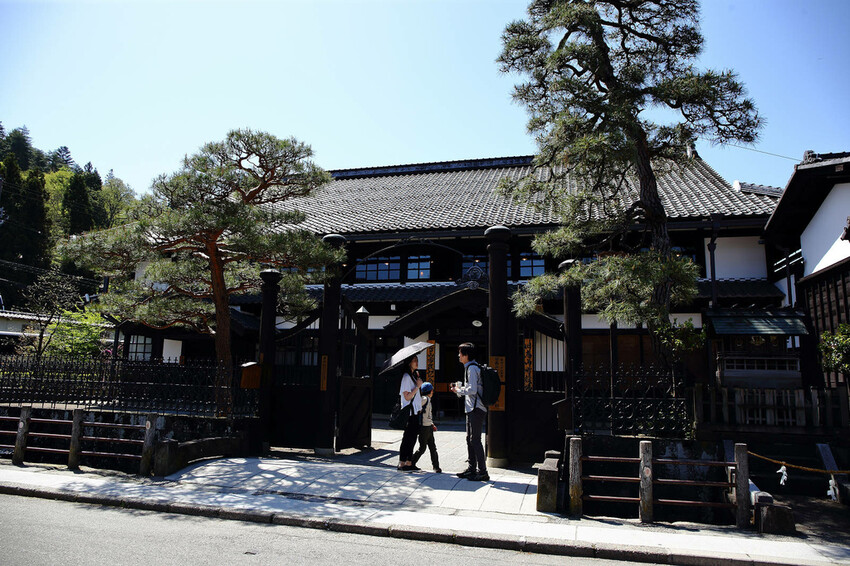 飛驒高山老街上三之町散策，高山老街散策與飛驒牛美食半日遊，老