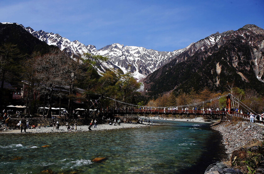 神的故鄉「上高地」,境內有大正池、田代池、河童橋、明神池等,