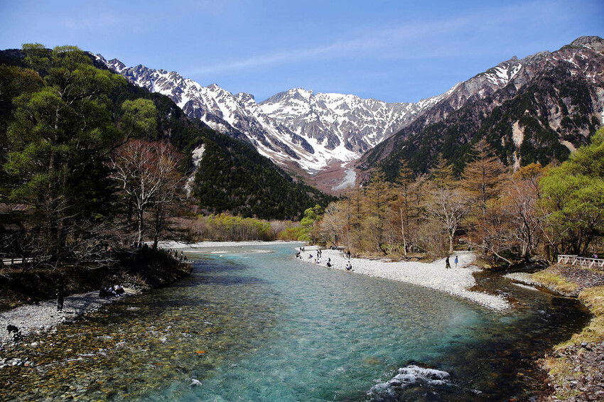 神的故鄉「上高地」,境內有大正池、田代池、河童橋、明神池等,