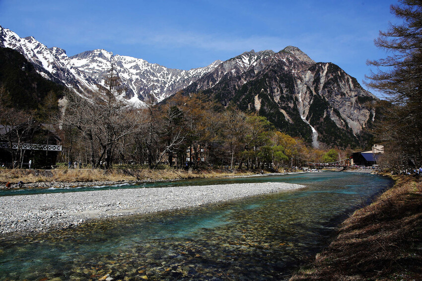神的故鄉「上高地」,境內有大正池、田代池、河童橋、明神池等,