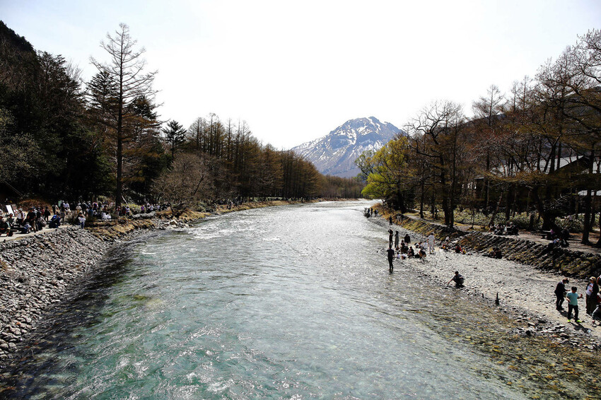 神的故鄉「上高地」,境內有大正池、田代池、河童橋、明神池等,