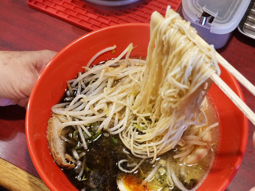 日本沖繩那霸—琉家拉麵Ryuya Honten｜自製黑蒜油 替醇厚阿古豬豚骨湯頭添色添香｜那霸國際通、松尾