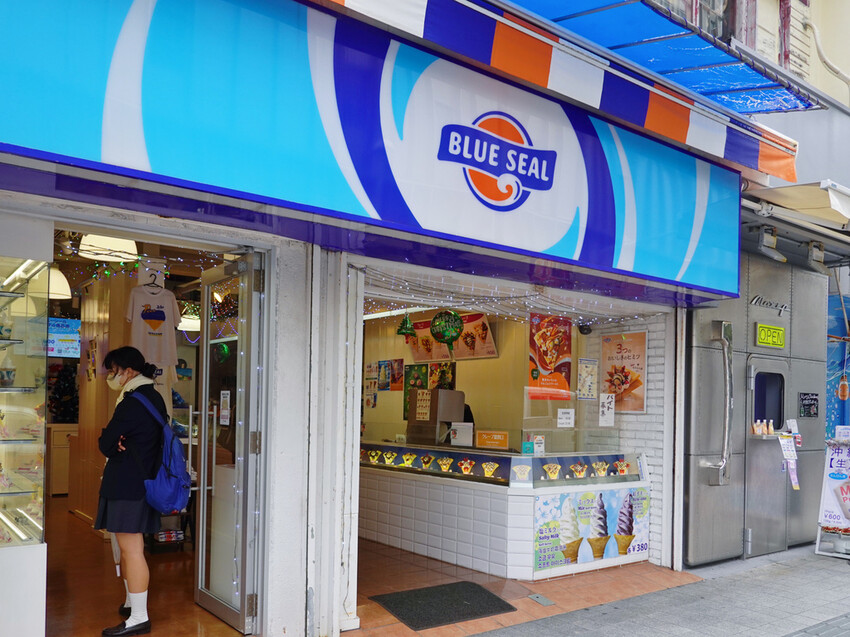 日本沖繩那霸—Blue Seal｜沖繩冰淇淋先鋒 美軍乳製品搖身一變人氣冰品｜國際通