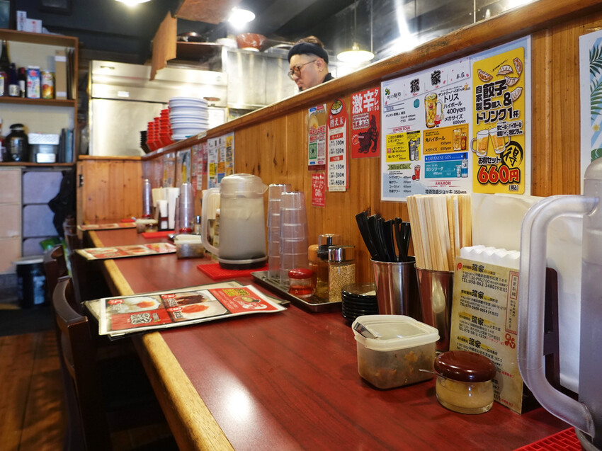 日本沖繩那霸—琉家拉麵Ryuya Honten｜自製黑蒜油 替醇厚阿古豬豚骨湯頭添色添香｜那霸國際通、松尾