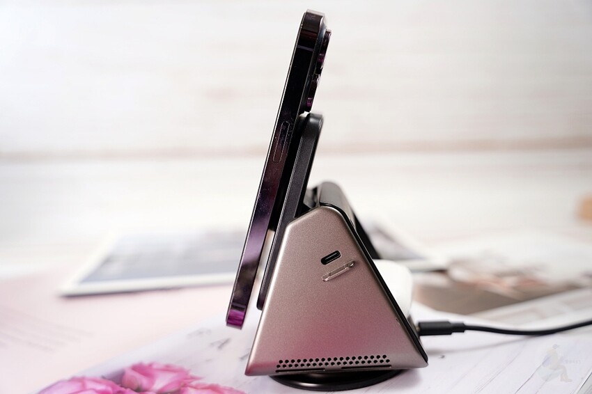 選取 PHILIPS 黑金剛三合一磁吸充電系列｜探索未來充電新趨勢，3 in 1『手機、手錶、耳機』同時無線充電	 PHILIPS 黑金剛三合一磁吸充電系列｜探索未來充電新趨勢，3 in 1『手機、手