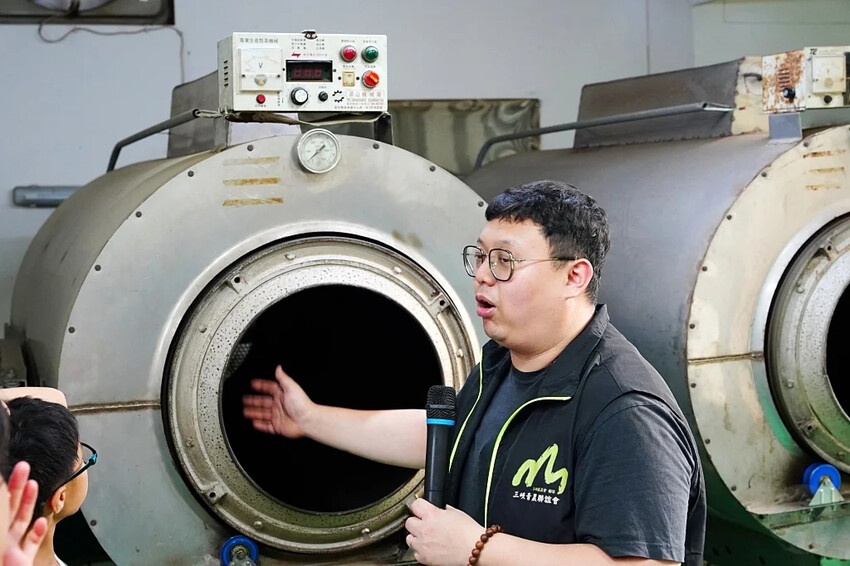 新北市三峽區細品三峽茶韻，感受茶文化的薰陶：2024新北藍茶藝術季在客家文化園區的品茗、採茶、揉茶、傳承文化的體驗之