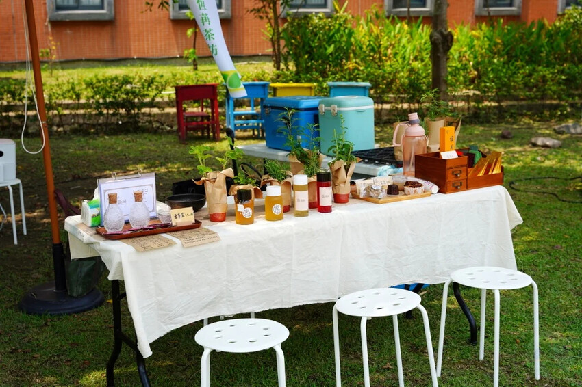 新北市三峽區細品三峽茶韻，感受茶文化的薰陶：2024新北藍茶藝術季在客家文化園區的品茗、採茶、揉茶、傳承文化的體驗之