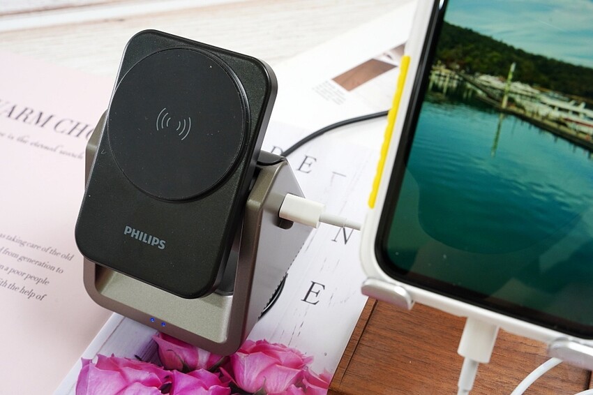 選取 PHILIPS 黑金剛三合一磁吸充電系列｜探索未來充電新趨勢，3 in 1『手機、手錶、耳機』同時無線充電	 PHILIPS 黑金剛三合一磁吸充電系列｜探索未來充電新趨勢，3 in 1『手機、手