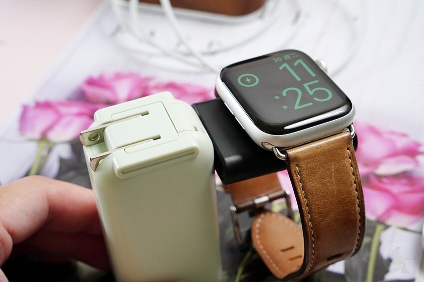 選取 PHILIPS 黑金剛三合一磁吸充電系列｜探索未來充電新趨勢，3 in 1『手機、手錶、耳機』同時無線充電	 PHILIPS 黑金剛三合一磁吸充電系列｜探索未來充電新趨勢，3 in 1『手機、手