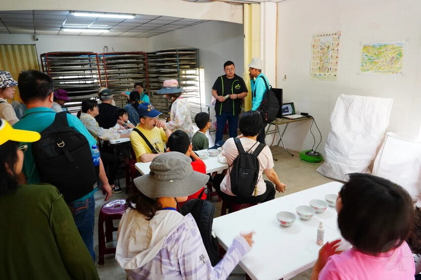 新北市三峽區細品三峽茶韻，感受茶文化的薰陶：2024新北藍茶藝術季在客家文化園區的品茗、採茶、揉茶、傳承文化的體驗之