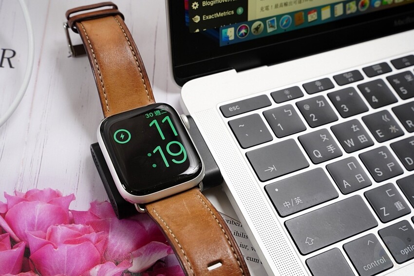 PHILIPS 黑金剛三合一磁吸充電系列｜探索未來充電新趨勢，3 in 1『手機、手錶、耳機』同時無線充電