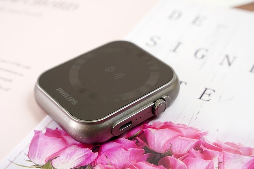 選取 PHILIPS 黑金剛三合一磁吸充電系列｜探索未來充電新趨勢，3 in 1『手機、手錶、耳機』同時無線充電	 PHILIPS 黑金剛三合一磁吸充電系列｜探索未來充電新趨勢，3 in 1『手機、手