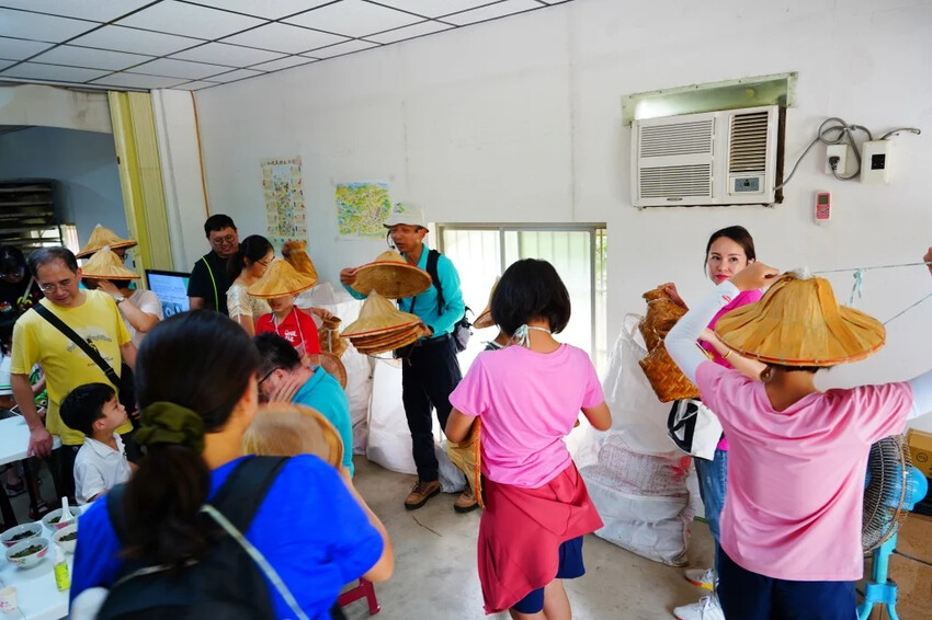 新北市三峽區細品三峽茶韻，感受茶文化的薰陶：2024新北藍茶藝術季在客家文化園區的品茗、採茶、揉茶、傳承文化的體驗之