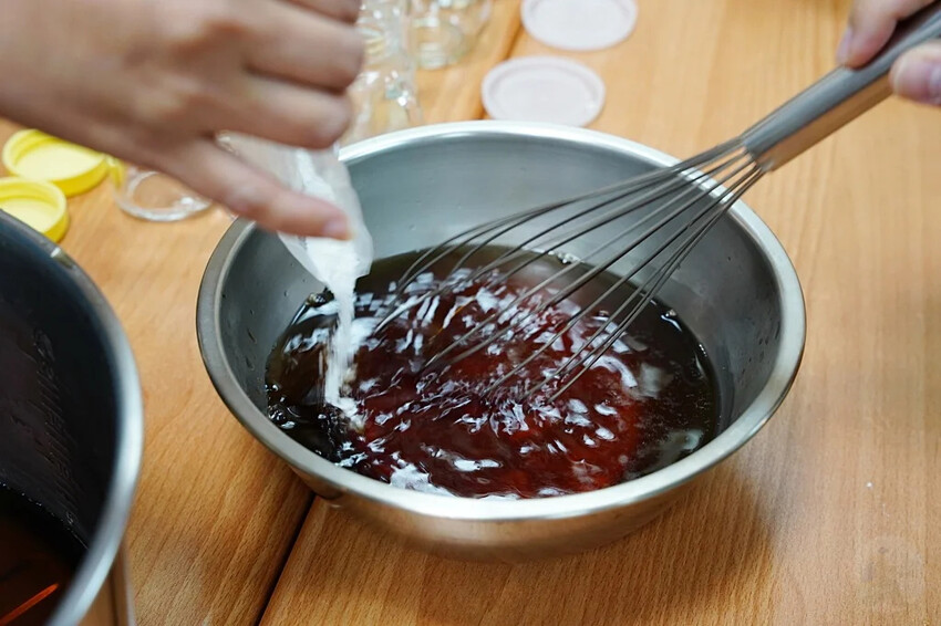 新北市三峽區細品三峽茶韻，感受茶文化的薰陶：2024新北藍茶藝術季在客家文化園區的品茗、採茶、揉茶、傳承文化的體驗之