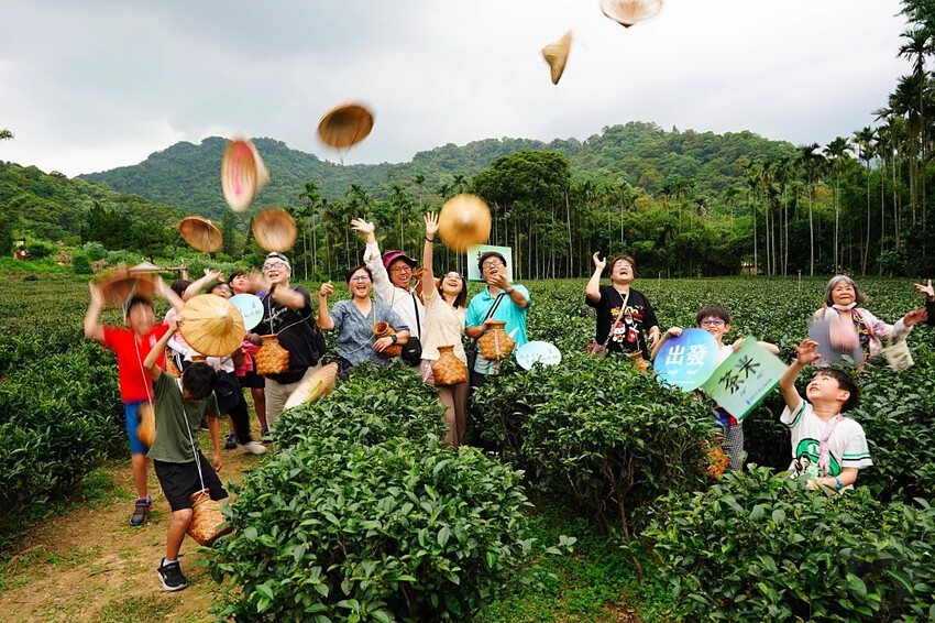 新北市三峽區細品三峽茶韻，感受茶文化的薰陶：2024新北藍茶藝術季在客家文化園區的品茗、採茶、揉茶、傳承文化的體驗之
