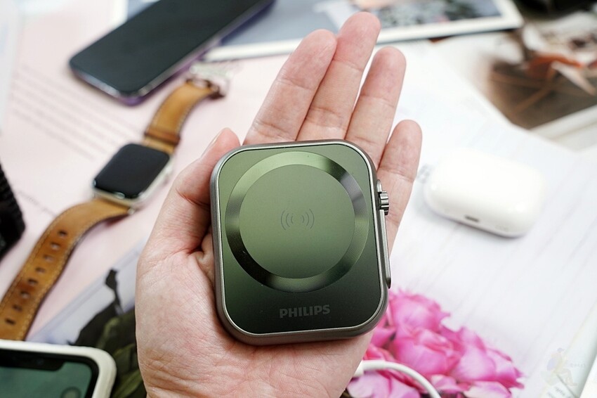 選取 PHILIPS 黑金剛三合一磁吸充電系列｜探索未來充電新趨勢，3 in 1『手機、手錶、耳機』同時無線充電	 PHILIPS 黑金剛三合一磁吸充電系列｜探索未來充電新趨勢，3 in 1『手機、手