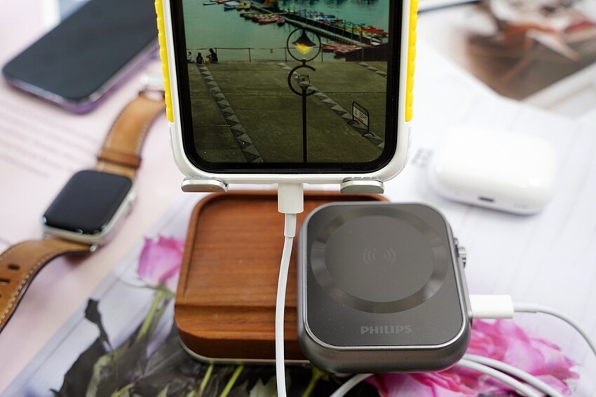 選取 PHILIPS 黑金剛三合一磁吸充電系列｜探索未來充電新趨勢，3 in 1『手機、手錶、耳機』同時無線充電	 PHILIPS 黑金剛三合一磁吸充電系列｜探索未來充電新趨勢，3 in 1『手機、手