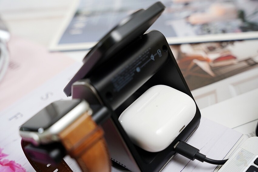 選取 PHILIPS 黑金剛三合一磁吸充電系列｜探索未來充電新趨勢，3 in 1『手機、手錶、耳機』同時無線充電	 PHILIPS 黑金剛三合一磁吸充電系列｜探索未來充電新趨勢，3 in 1『手機、手