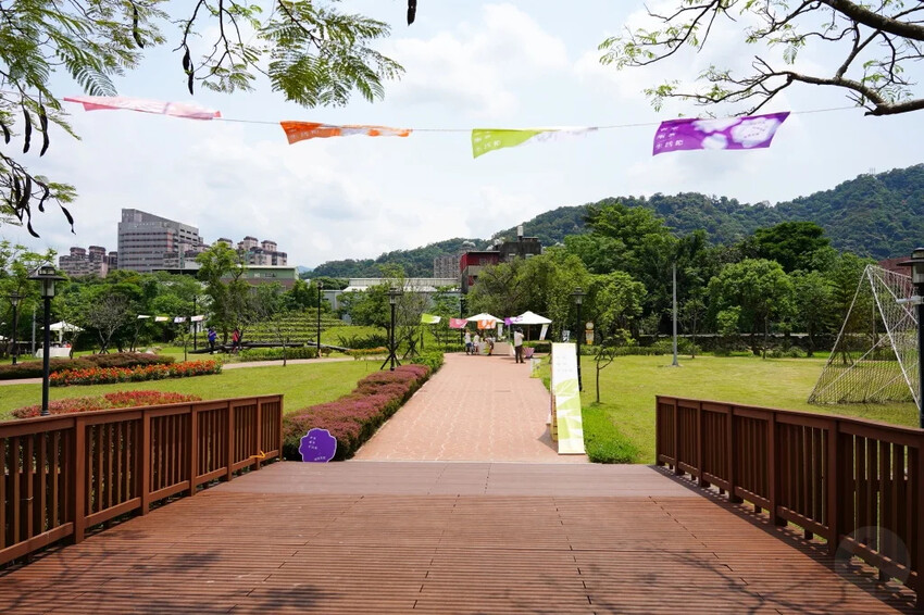 新北市三峽區細品三峽茶韻，感受茶文化的薰陶：2024新北藍茶藝術季在客家文化園區的品茗、採茶、揉茶、傳承文化的體驗之