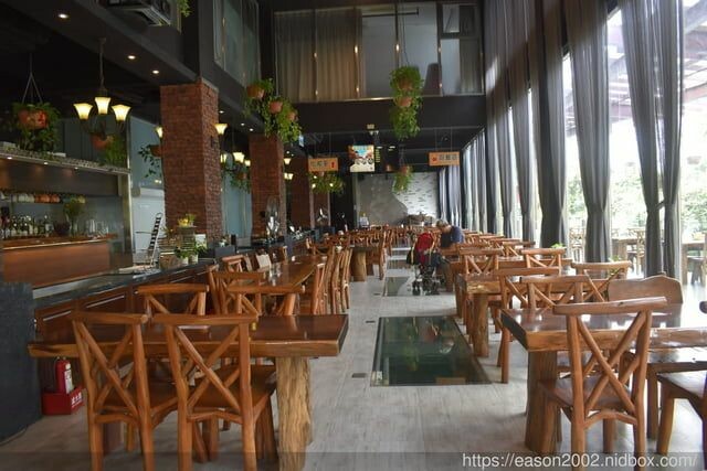 宜蘭景點 | 水岸森林物語-可愛動物園區 與小動物親密接觸 熊貓羊、梅花鹿、羊駝、狐獴、 孔雀、梵天雞、紅腹錦雞、柯爾鴨、紅鶴、毛驢、水豚、笑笑羊、亞達伯拉象龜、兔豚鼠、 黑腹山羊、紅面番鴨(薑母鴨)