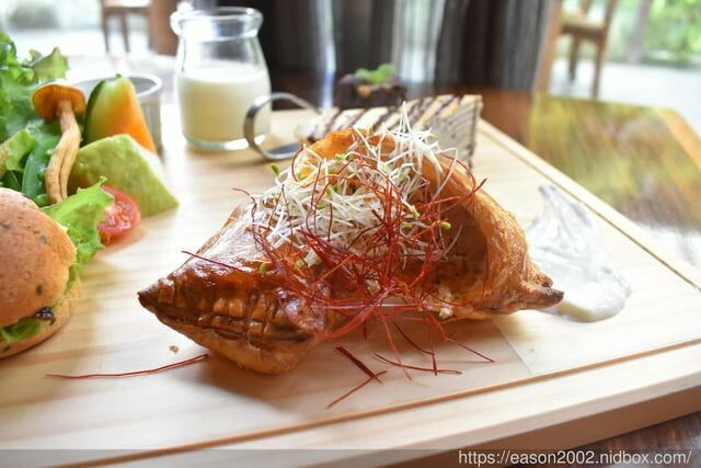 宜蘭景點 | 水岸森林物語-可愛動物園區 與小動物親密接觸 熊貓羊、梅花鹿、羊駝、狐獴、 孔雀、梵天雞、紅腹錦雞、柯爾鴨、紅鶴、毛驢、水豚、笑笑羊、亞達伯拉象龜、兔豚鼠、 黑腹山羊、紅面番鴨(薑母鴨)