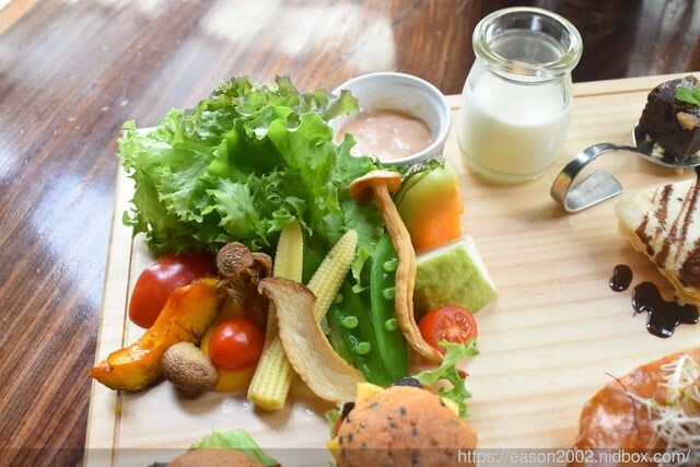 宜蘭景點 | 水岸森林物語-可愛動物園區 與小動物親密接觸 熊貓羊、梅花鹿、羊駝、狐獴、 孔雀、梵天雞、紅腹錦雞、柯爾鴨、紅鶴、毛驢、水豚、笑笑羊、亞達伯拉象龜、兔豚鼠、 黑腹山羊、紅面番鴨(薑母鴨)