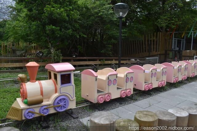 宜蘭景點 | 水岸森林物語-可愛動物園區 與小動物親密接觸 熊貓羊、梅花鹿、羊駝、狐獴、 孔雀、梵天雞、紅腹錦雞、柯爾鴨、紅鶴、毛驢、水豚、笑笑羊、亞達伯拉象龜、兔豚鼠、 黑腹山羊、紅面番鴨(薑母鴨)
