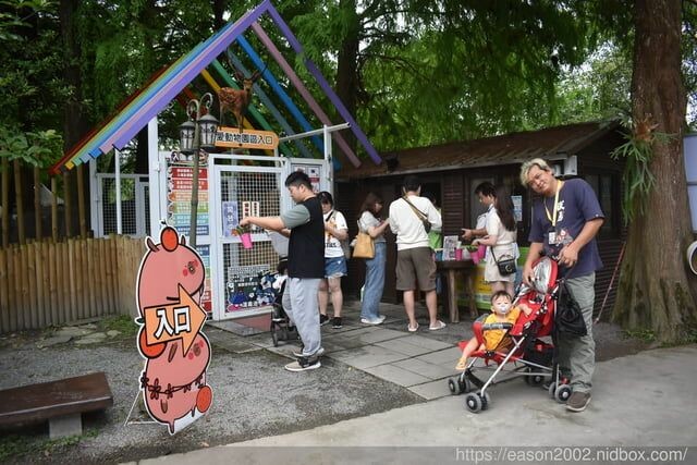 宜蘭景點 | 水岸森林物語-可愛動物園區 與小動物親密接觸 熊貓羊、梅花鹿、羊駝、狐獴、 孔雀、梵天雞、紅腹錦雞、柯爾鴨、紅鶴、毛驢、水豚、笑笑羊、亞達伯拉象龜、兔豚鼠、 黑腹山羊、紅面番鴨(薑母鴨)