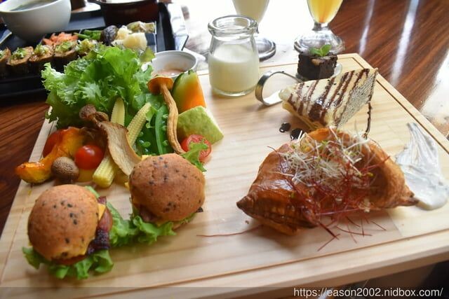 宜蘭景點 | 水岸森林物語-可愛動物園區 與小動物親密接觸 熊貓羊、梅花鹿、羊駝、狐獴、 孔雀、梵天雞、紅腹錦雞、柯爾鴨、紅鶴、毛驢、水豚、笑笑羊、亞達伯拉象龜、兔豚鼠、 黑腹山羊、紅面番鴨(薑母鴨)