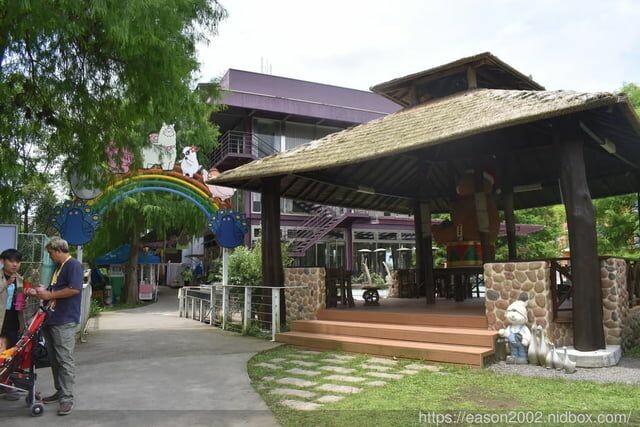 宜蘭景點 | 水岸森林物語-可愛動物園區 與小動物親密接觸 熊貓羊、梅花鹿、羊駝、狐獴、 孔雀、梵天雞、紅腹錦雞、柯爾鴨、紅鶴、毛驢、水豚、笑笑羊、亞達伯拉象龜、兔豚鼠、 黑腹山羊、紅面番鴨(薑母鴨)