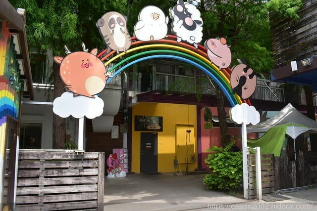 宜蘭景點 | 水岸森林物語-可愛動物園區 與小動物親密接觸 熊貓羊、梅花鹿、羊駝、狐獴、 孔雀、梵天雞、紅腹錦雞、柯爾鴨、紅鶴、毛驢、水豚、笑笑羊、亞達伯拉象龜、兔豚鼠、 黑腹山羊、紅面番鴨(薑母鴨)