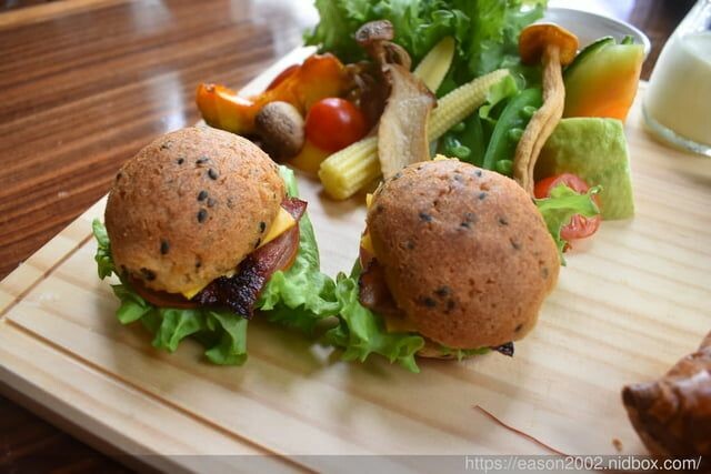 宜蘭景點 | 水岸森林物語-可愛動物園區 與小動物親密接觸 熊貓羊、梅花鹿、羊駝、狐獴、 孔雀、梵天雞、紅腹錦雞、柯爾鴨、紅鶴、毛驢、水豚、笑笑羊、亞達伯拉象龜、兔豚鼠、 黑腹山羊、紅面番鴨(薑母鴨)