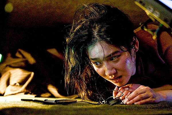 8-60分鐘亡命直播(暫譯)》_新聞稿照02_《人性課外課》「怪物新人」朴柱炫新作挑戰大量動作場面 拍到呼吸困難！