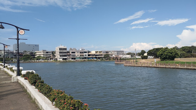 新豐池和宮 (紅毛港池和宮) - 前方的池