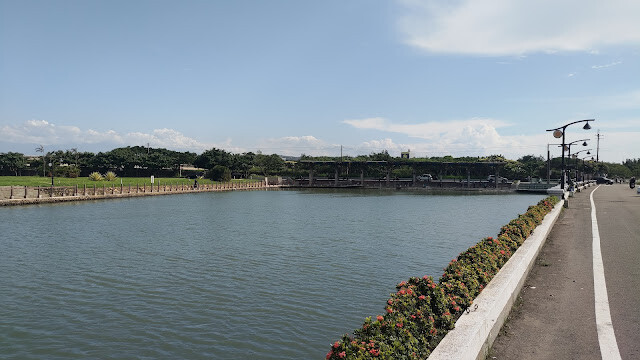 新豐池和宮 (紅毛港池和宮) - 前方的池