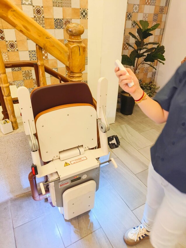 羅布森升降椅-MIT台灣製造ISO認證大廠，上下樓梯的好幫手，讓長輩上下樓梯不再成為負擔~