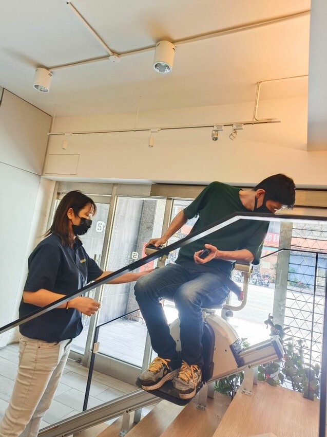 羅布森升降椅-MIT台灣製造ISO認證大廠，上下樓梯的好幫手，讓長輩上下樓梯不再成為負擔~