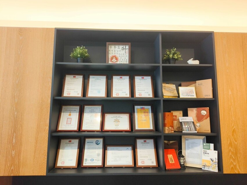 羅布森升降椅-MIT台灣製造ISO認證大廠，上下樓梯的好幫手，讓長輩上下樓梯不再成為負擔~