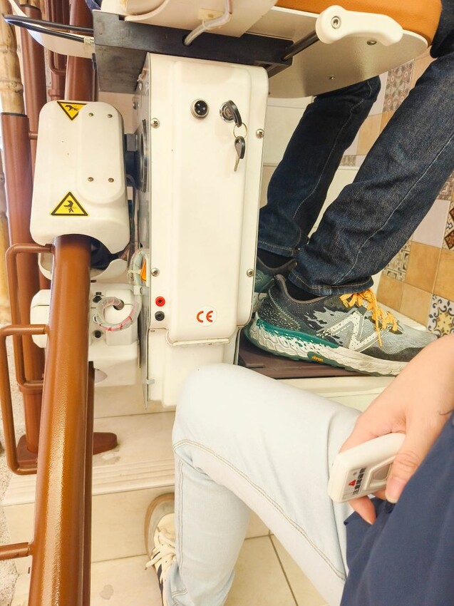 羅布森升降椅-MIT台灣製造ISO認證大廠，上下樓梯的好幫手，讓長輩上下樓梯不再成為負擔~