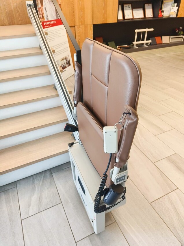 羅布森升降椅-MIT台灣製造ISO認證大廠，上下樓梯的好幫手，讓長輩上下樓梯不再成為負擔~