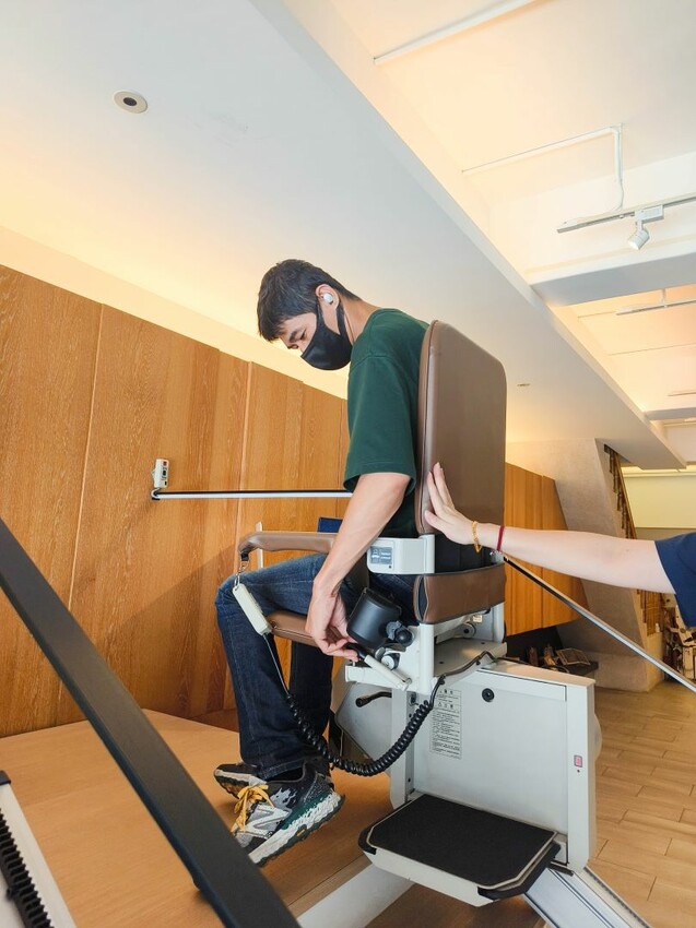 羅布森升降椅-MIT台灣製造ISO認證大廠，上下樓梯的好幫手，讓長輩上下樓梯不再成為負擔~