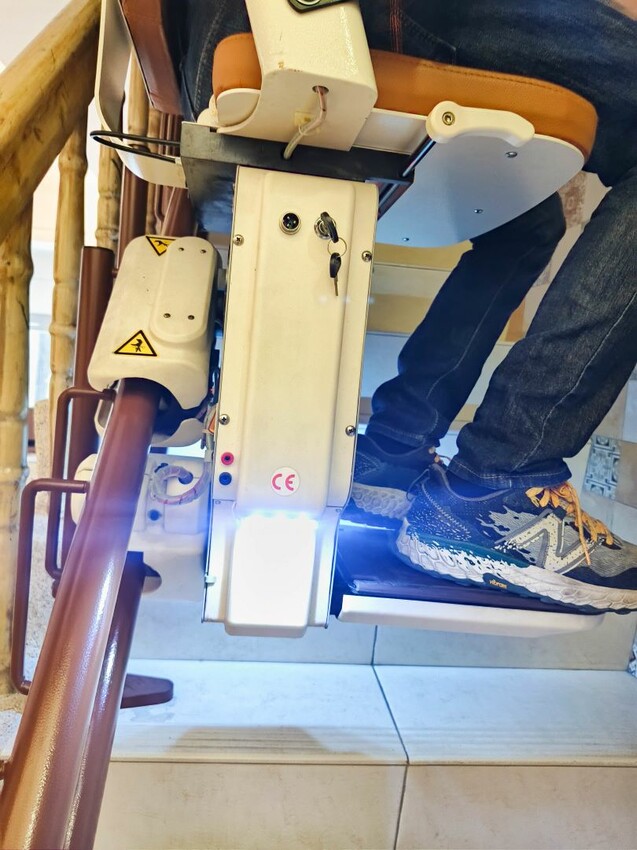 羅布森升降椅-MIT台灣製造ISO認證大廠，上下樓梯的好幫手，讓長輩上下樓梯不再成為負擔~