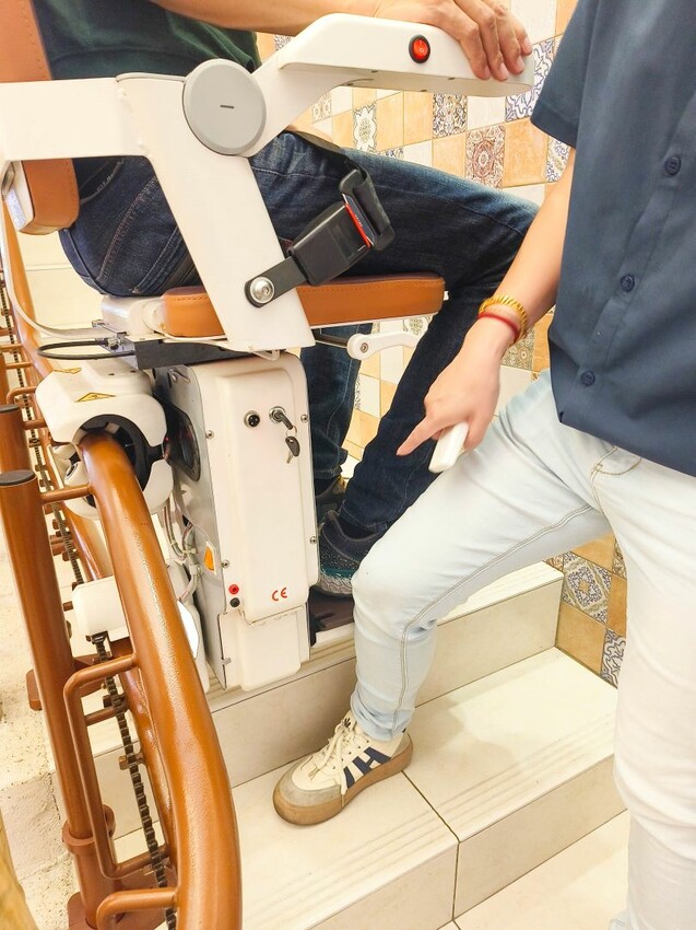 羅布森升降椅-MIT台灣製造ISO認證大廠，上下樓梯的好幫手，讓長輩上下樓梯不再成為負擔~