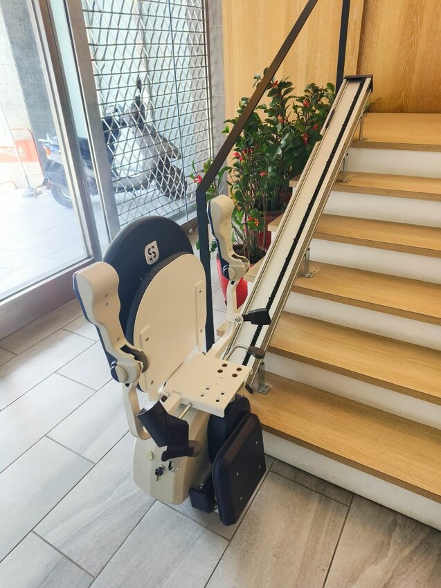 羅布森升降椅-MIT台灣製造ISO認證大廠，上下樓梯的好幫手，讓長輩上下樓梯不再成為負擔~