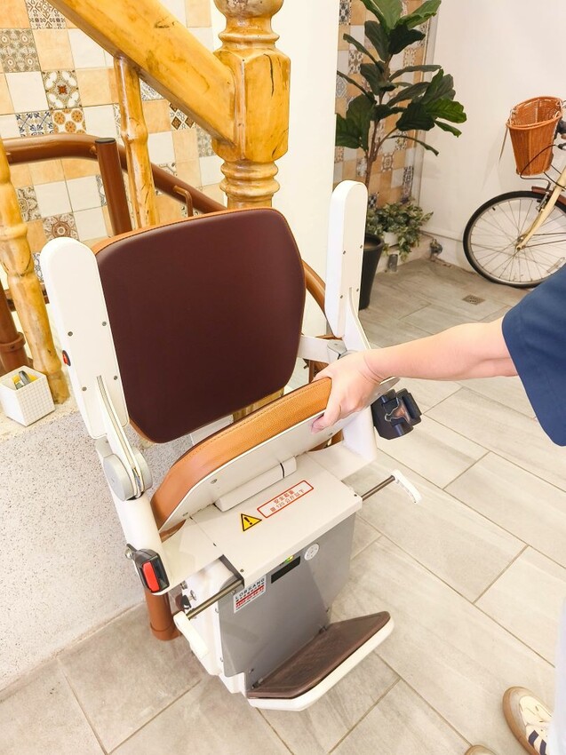 羅布森升降椅-MIT台灣製造ISO認證大廠，上下樓梯的好幫手，讓長輩上下樓梯不再成為負擔~