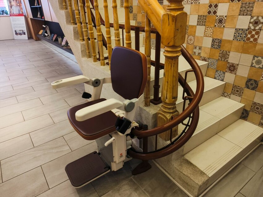 羅布森升降椅-MIT台灣製造ISO認證大廠，上下樓梯的好幫手，讓長輩上下樓梯不再成為負擔~